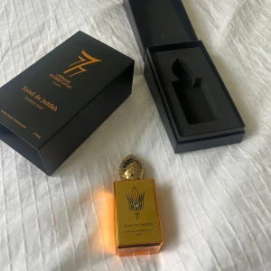Soleil de Jeddah Mango Kiss parfym - Lyxig parfym från Stéphane Humbert Lucas Paris, Soleil de Jeddah Mango Kiss. Flaskan är fyrkantig i guldigt glas med en unik, gyllene kork i bikakemönster. Kommer i elegant svart ask med gulddetaljer. Doften är exklusiv och sticker ut i mängden.
