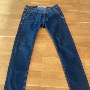 Jacob Cohën blå jeans, stl 33 - Jacob cohen jeans strl 33. Mycket bra skick modellen är: type 613. C alltså slim