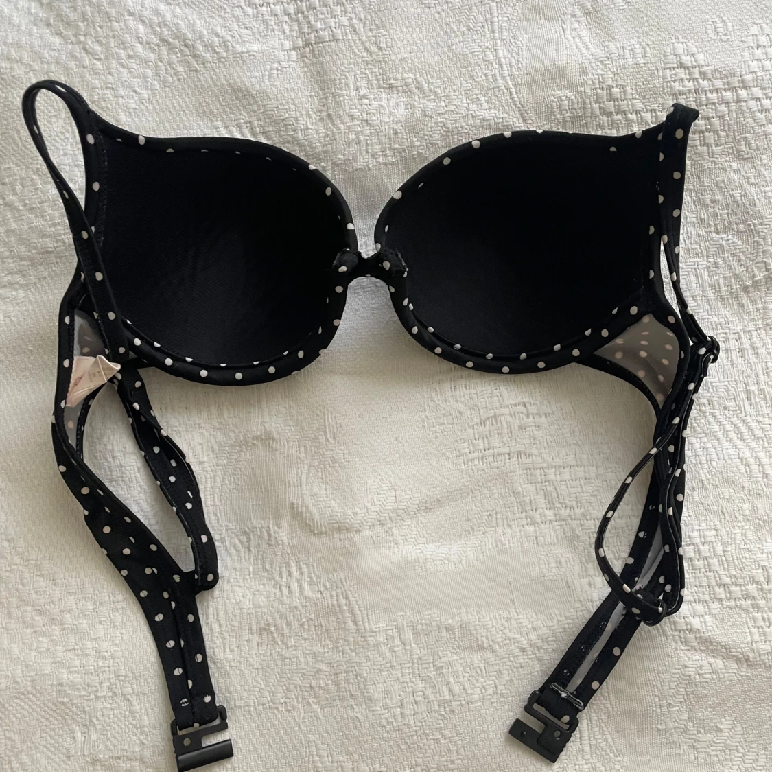 Svart bikiniöverdel med vita prickar - 2