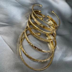 Guld armband nya set 7 st - Fina armband helt nya, ett set 7 st dem är justerbara i guldfärgad metall.