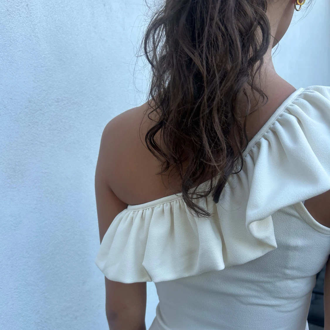 Vit oneshoulder topp med volang H&M - 2