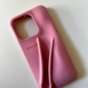 Rhode mobilskal iPhone 15pro - Färg: Ribbon. Helt ny och oanvänd, råka köpa fel. Nypriset på hemsidan ligger på 570kr