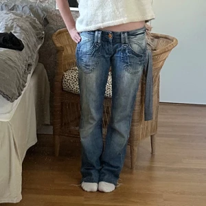 Pepe jeans - Säljer dessa jättejätte snygga pepe jeans som tyvärr är förstora för mig🩷Väldigt bra skick men kanske kan ha tecken på användning - avklippta längst ner ! Midjemåttet är 40,5cm och längden på benen är 97🥰De är lågmidjade och bootcut !!