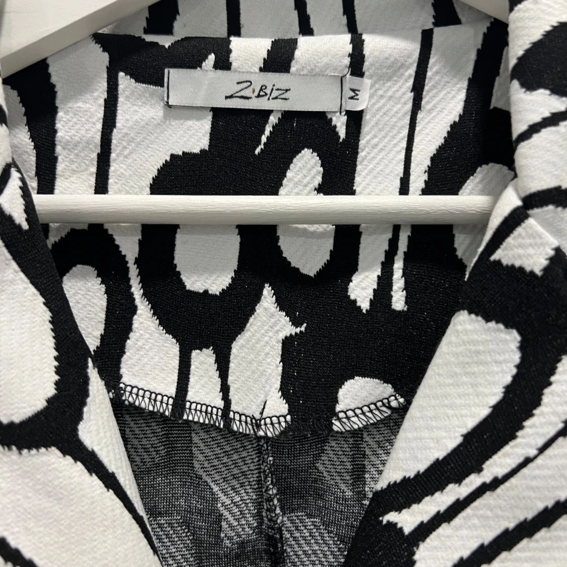 Svartvit kavaj från Z.Biz, storlek M - 1