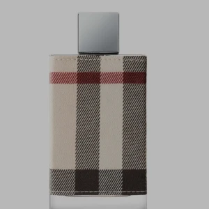 Burberry rutmönstrad parfymflaska - Stilren parfymflaska från Burberry med det klassiska beige, svarta och röda rutmönstret på textilöverdrag. Flaskan har en fyrkantig form och ett silvrigt lock som ger en lyxig känsla. Perfekt för dig som gillar ikonisk brittisk design.