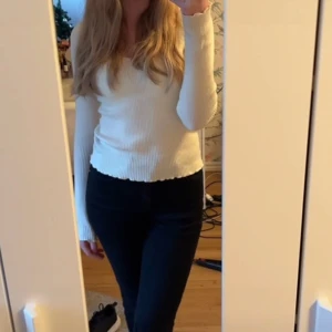 Vit ribbad långärmad tröja - Säljer denna super söta tröjan. Den är lite grädd vit och väldigt mjuk och stretchig, lite v ringad vid halsen också är den ribbad med lite ”vågig” i kanterna. Har inte kommit till användning så mycket. Stolen Xs eller S.