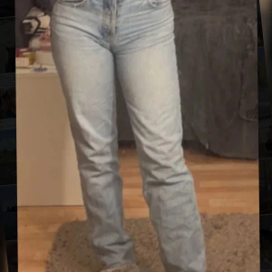 Ljusblå raka jeans - Jeans Zara, använd 1-2 gånger. Mid rise 