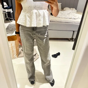 Jeans - Jeans från Zara medelhög midja med raka ben 🩶🩶🩶