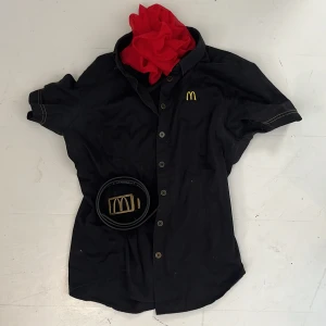 McDonalds kit bälte scarf skjorta - Rare find. Säljer min trauma look från donken. Bältet kommer utöka din drip till Max. Kompletteras med röd scarf för extra humiliation. 