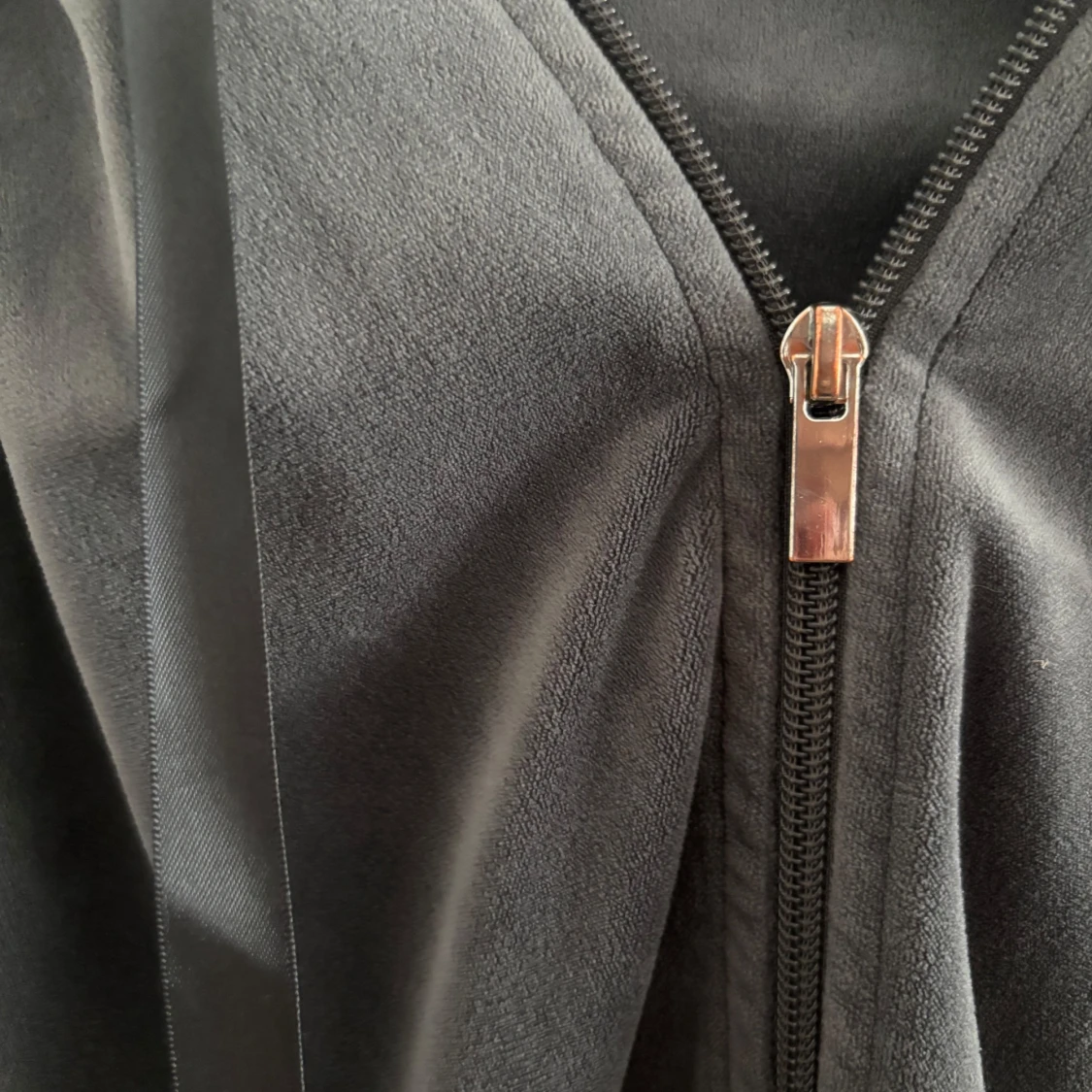 Grå velour hoodie från Gina Tricot - 1