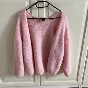 Stickad kofra - Superfin rosa stickad kofta från Lindex. Storlek xs/s. Jättebra skick🩷
