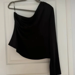 Festtopp💗 - Säljer denna superfina svarta festoppen från Gina tricot. Toppen är i storleken L men passar M också💗