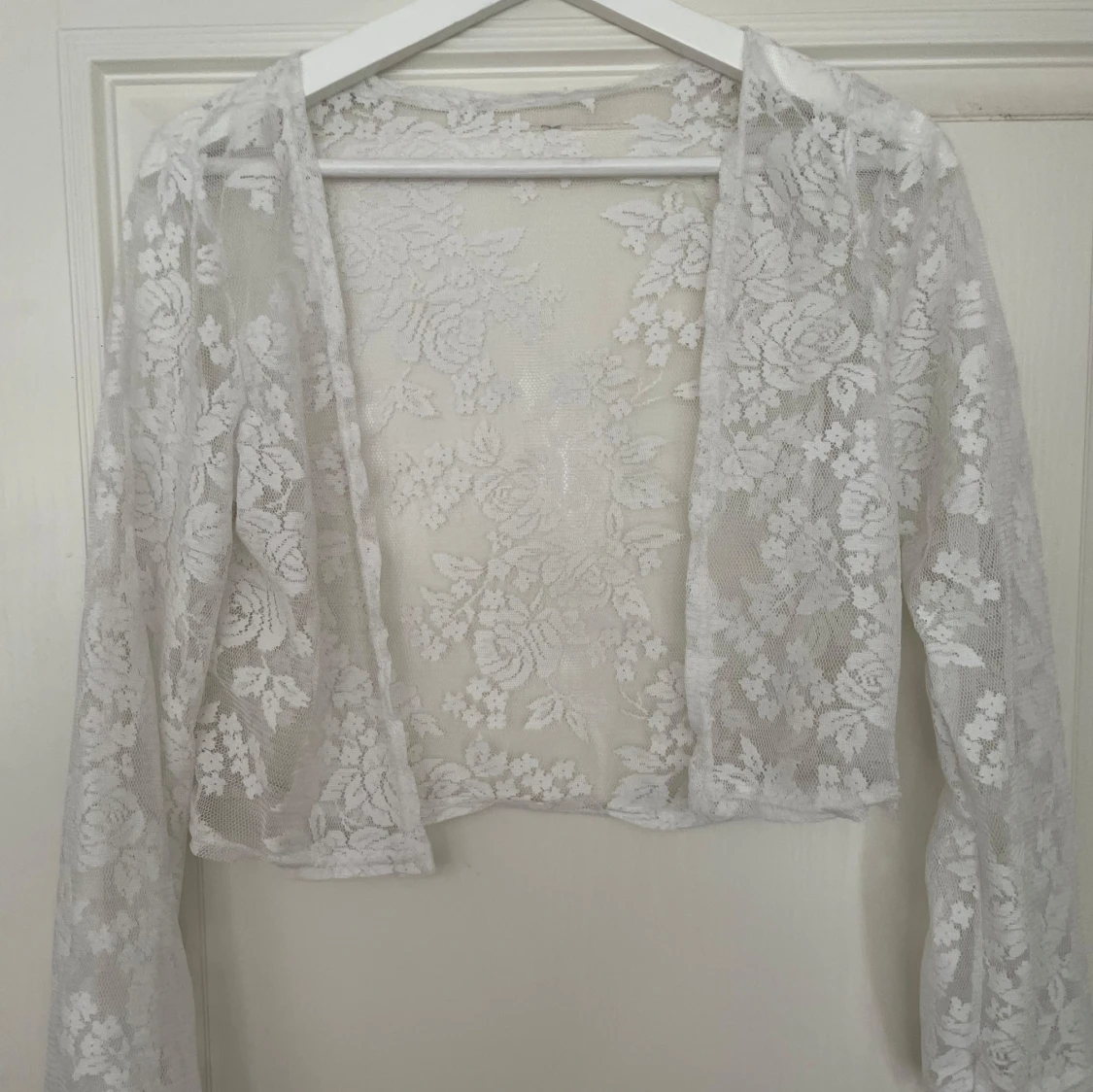 Vit spetsig bolero/kofta