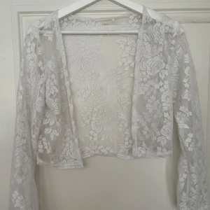 Vit spetsig bolero/kofta - Sååå fin vit bolero.