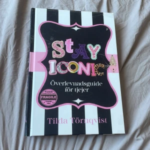 Signerad! Tilda Törnqvist Stay Iconic: Överlevnadsguide för tjejer - En peppande handbok för tjejer som vill ta över världen, boosta självförtroendet och hitta sin ikoniska sida. Full av tips om vänskap, kärlek och självkänsla – perfekt för dig som vill bli the it-girl och maxa livet! Säljer för 250kr då den är signerad, köpte för 239kr men man kan inte köpa signerad längre. Pris kan förhandlas.