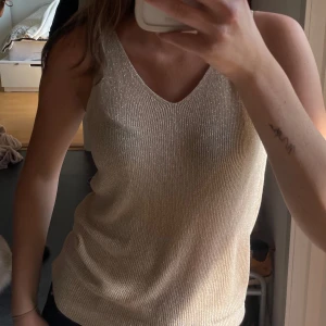 Glittrig topp - Köpt utomlands 