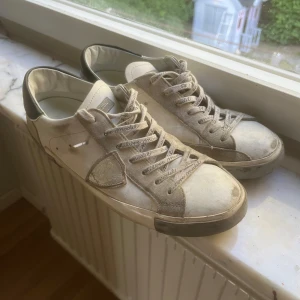 Vita Philippe Model skor - Tjena plick!! Säljer ni dessa feta och sällsynta Philippe model skor som jag klicka hem förra året, skorna kostade originellt 2700 och är beställda på farfetch, kom privat för fler bilder och kvitto, pris kan diskuteras. Storlek 43 men passar bra på 42