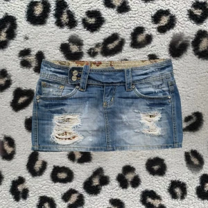 Low waist jeanskjol med revor  - super het vintage y2k jeanskjol med revor och rhinestones detaljer 🩵🐆