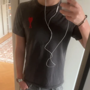Ami Paris t shirt  - Säljer denna skit feta ami Paris t shirt, modellen i bilden är runt 178cm lång, tröjan är i utmärkt skick och låg på 1200 i original pris. Kom privat för fler bilder och frågor, pris kan såklart alltid diskuteras 