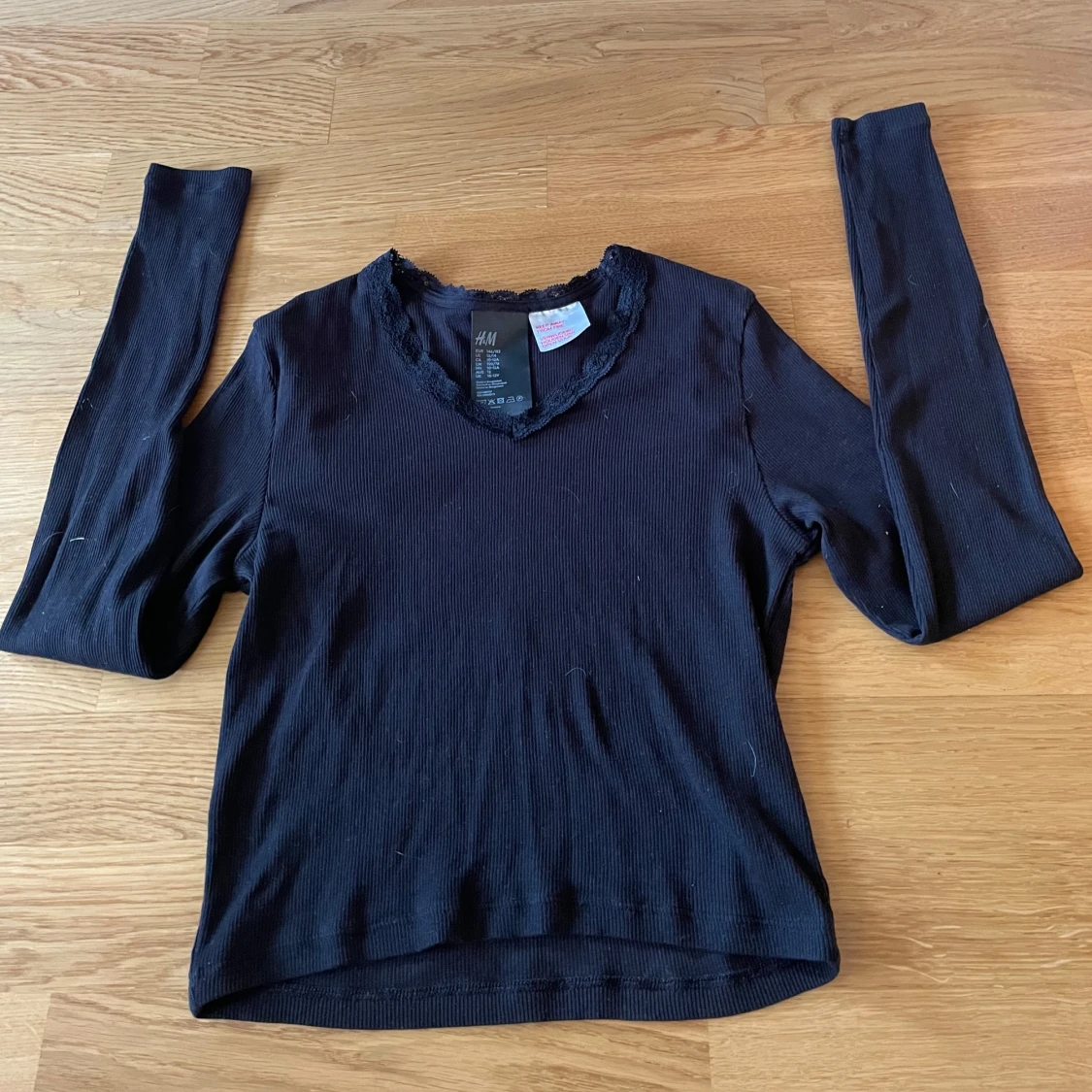 Svart ribbad topp med spets från H&M - 1