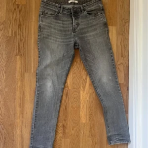 Grå  jeans Zadig & Voltaire - Grå jeans från Zadig & Voltaire med klassisk femficksmodell. Byxorna har en smal passform och en normalhög midja.