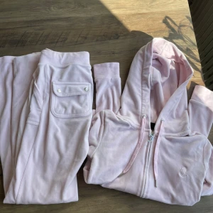 Ljusrosa set Juicy Couture XXS - Supermjukt ljusros set från Juicy Couture. Liten fläck på benet se sista bild. Kanske går bort i tvätt. Byxorna är uppsydda och passar perfekt på mig som är 158