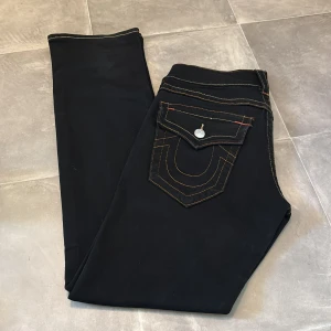 True Religion jeans GE PRISFÖRSLAG  - Skick: 9/10 | Storlek: 29 | Passar perfekt för dig som är 165-173 | Nypris: 3000 | Mitt pris: Ge prisförslag | Köparen står för frakt | Vill endast ha seriösa köpare | Hör av er vid frågor. 
