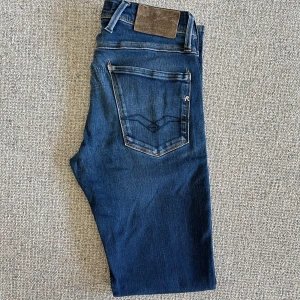 Replay Anbass jeans - 🧵 Märke: Replay anbass 📏 Storlek: 28/32 ✨ Skick: Mycket gott skick / Nästan som nya 🎯 Perfekta både till vardags och när du vill klä upp dig lite extra 📦 Snabb leverans – skickas samma dag! 💌 Har du frågor? Hör gärna av dig – svarar snabbt!