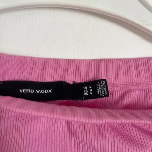 Rosa ribbad långkjol från Vero Moda - Långkjol med ribbning till mönster. Från vero Moda jätte fin och en jätte fin rosa nyans. Aldrig använt och den är i storlek M.