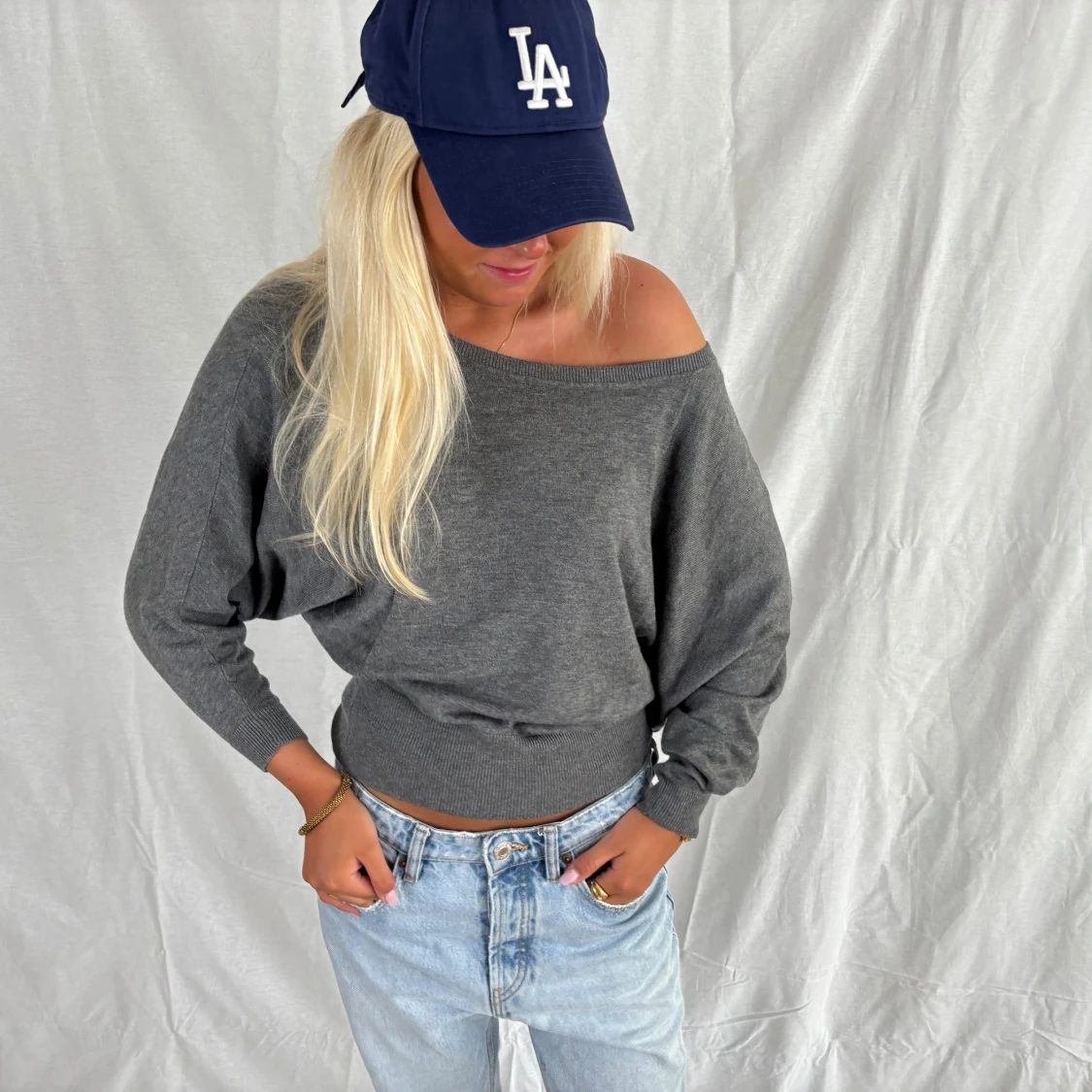 Mörkgrå offshoulder stickad tröja - 3