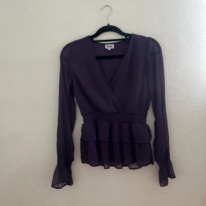 Lila blus - Lila blus ifrån bubbleroom, storlek 34. Säljer eftersom jag inte gillar hur den ser ut på mig!