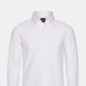 Vit  skjorta från Oscar Jacobson - Säljer en skjorta från Oscar Jacobsson i nästan ny skick. Nypris är 1500 kr