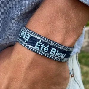 Été Bleu armband  - Skönt sommararmband där det står Été Bleu på som betyder blå sommar på franska. Box ingår, och armbandet passar princip alla! Kom med frågor!  