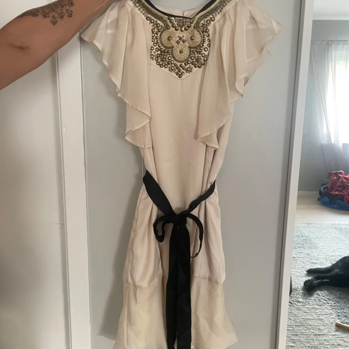 Champagnefärgad klänning med volang