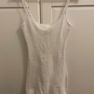 Miniklänning från SKIMS - Säljer denna vackra klänning från SKIMS i ett härligt bomullstyg. Klänningen har en slimmad, kroppsnära passform som framhäver din siluett. Perfekt för varma sommardagar eller när du vill se ut och känna dig extra fin. Hör av er för fler bilder eller mått!❤️🥰