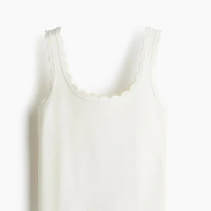 SÖKER Vit linnetop med uddkanter  - Söker denna supersöta vita linnetoppen med ribbad struktur och vågiga kanter längs axelband och halsringning. Storlekar mellan xs-l. SÖKERR!!!!❤️❤️