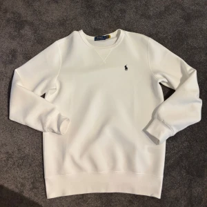 Vit sweatshirt från Polo Ralph Lauren - Vit tröja från Ralph Lauren, änvänt fåtal gången. Inga defekter. Storlek S men passar även M. Pris är ej fast!