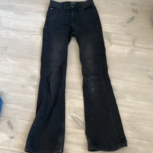 Svarta bootcut jeans från ONLY XS - Snygga svarta jeans från ONLY i bootcut-modell. Jeansen har klassisk femficksdesign och är tillverkade i stretchig denim för skön passform. Perfekta för dig som gillar en tidlös look med lite utsvängda ben.