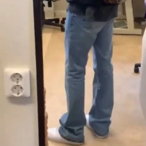 Balenciaga Wide Jeans - Balenciaga Wide jeans, riktigt nice fit dom har lite heeldrag som ni ser på bilderna!