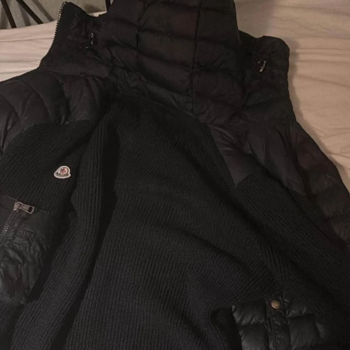 Svart Moncler pufferjacka med stickade ärmar - 4