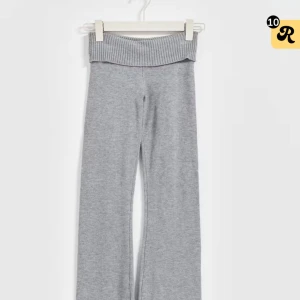 Knitted yoga pants - Rensar ur garderoben och säljer nu dessa knittted yoga pants ifrån Gina tricot Young i storlek 158/164. Dom är i ett väldigt skönt material 