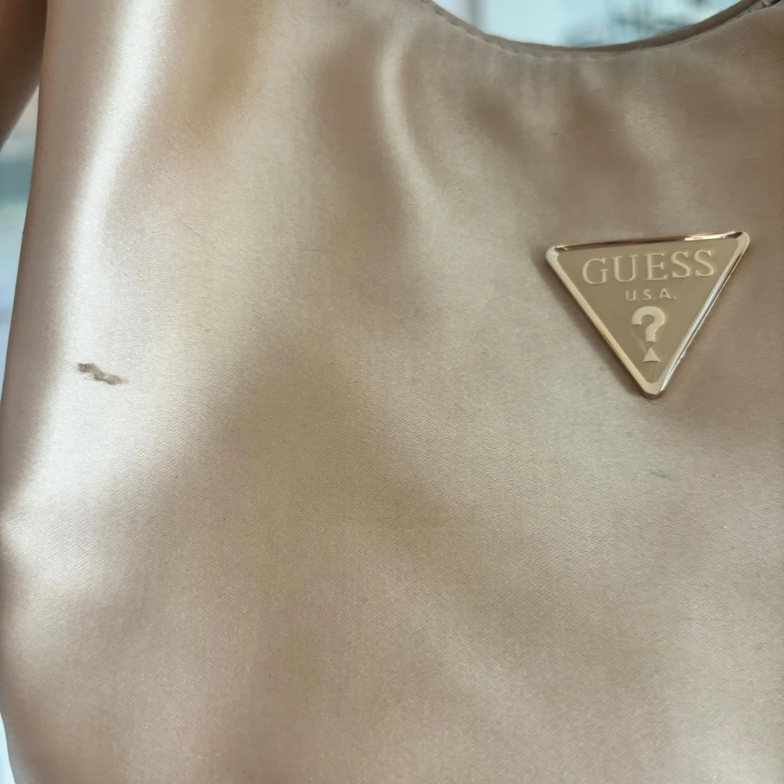 Champagnefärgad axelväska från Guess - 3