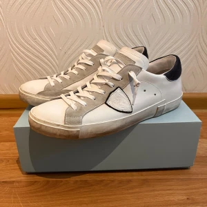 Philippe model skor - Ett par i princip helt nya Philippe model skor. Använda ett fåtal gånger. Knappast några tecken på användning. Skick 10/10. Det är bara att höra av sig vid eventuella frågor! Priset är ej hugget i sten⛏️🪨