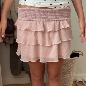rosa volang kjol  - säljer denna super söta volangkjol perfekt till sommaren💝