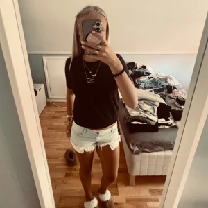 Marinblå stickad tröja från H&M - En marinblå stickad tun t-shirt från H&M i storlek S. Ser svart ut på bild men skulle säga att de skulle säga att den är med som en mörkare marinblå. Skriv för frågor eller fler bilden, tryck gärna köp nu😌