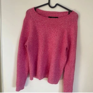 Rosa stickad tröja från Vero Moda - Mysig rosa stickad tröja från Vero Moda 💓 den är liiiiite nopprig men inget som märks 🤞🏼 