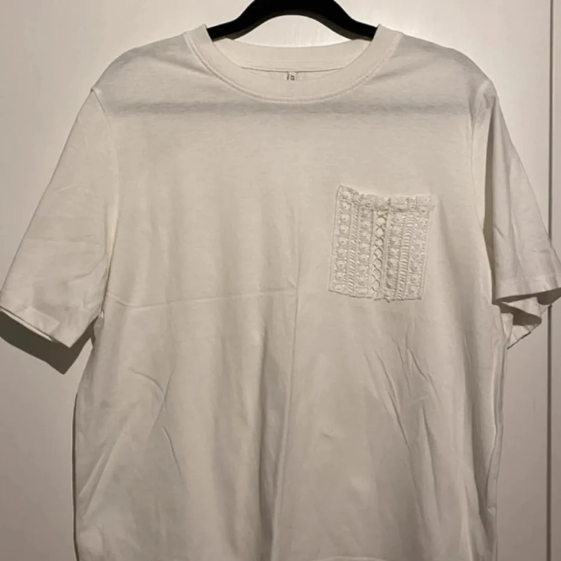 Vit t-shirt med spetsficka! - 1