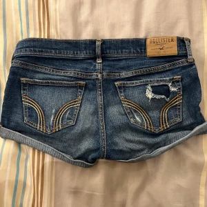 Hollister shorts - Säljer dessa trendiga hollister jeans i storlek w23. 