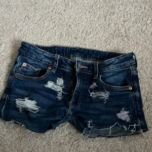 Jeans shorts  - Superfina jeans shorts Gina som med hål i, säljer pga att de inte sitter så bra på mig. Köpt här på Plick❤️. Skriv för mer bilder, midjemått osv.❤️pris kan diskuteras❤️