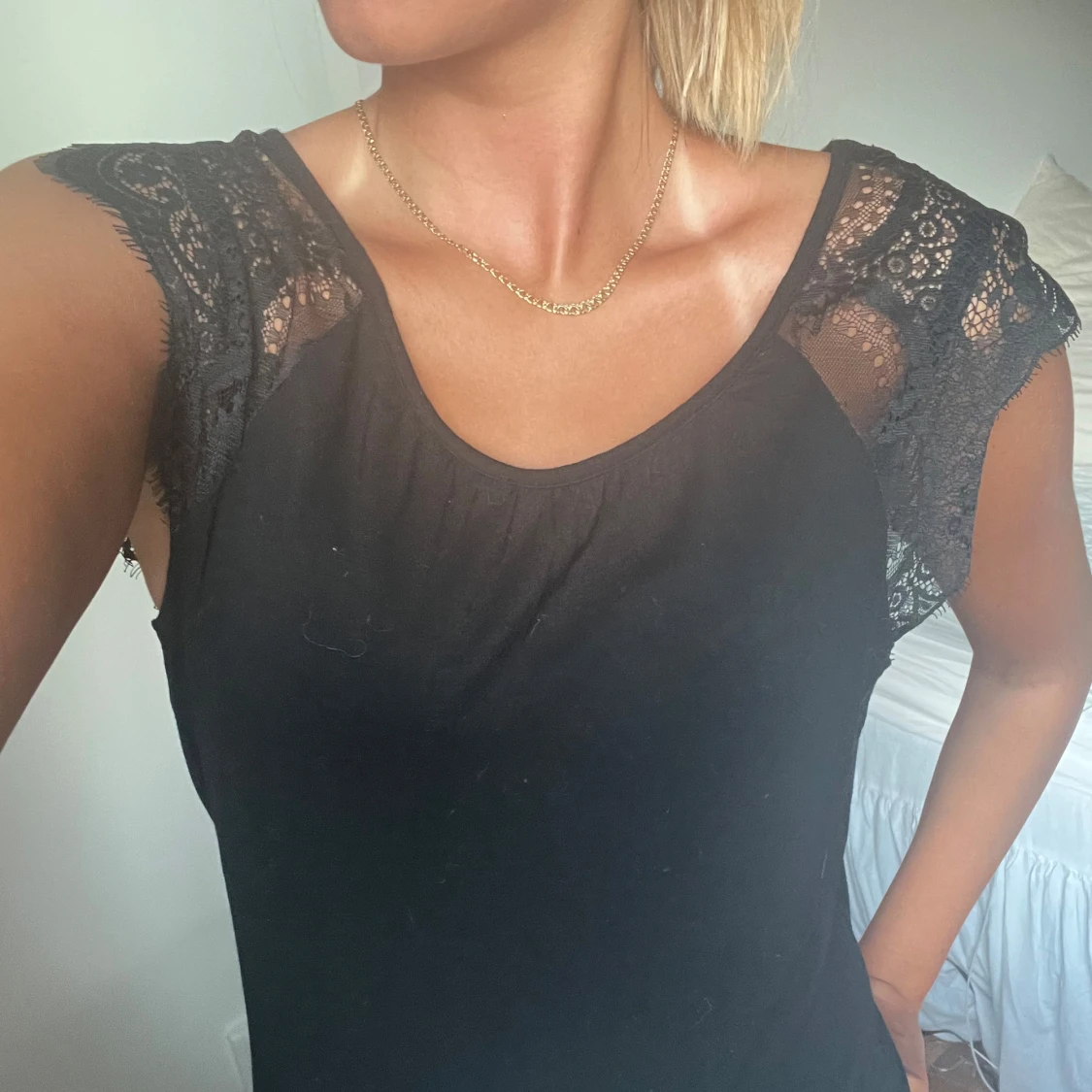 Svart topp med spetsdetaljer - 1